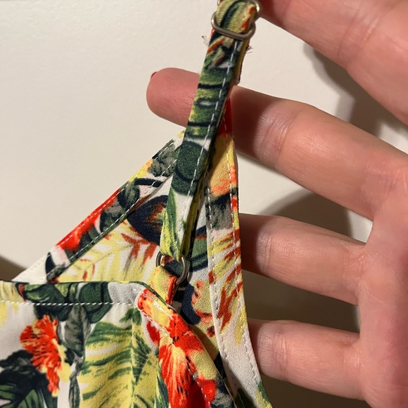 Skies are Blue - Elendil V-Neck Tank. Size Medium - Picture 9 of 16